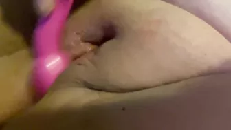 BBW fucks pussy with vibrator