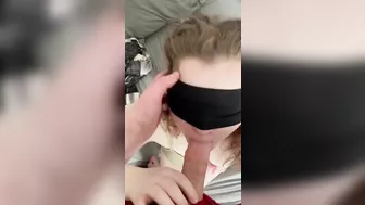 Blindfolded girlfriend sloppily deepthroat’s big cock