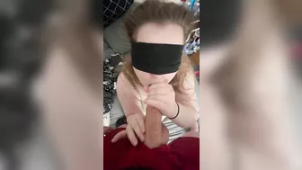 Blindfolded girlfriend sloppily deepthroat’s big cock