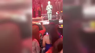 Chica en lencería en concierto de Ricardo Arjona