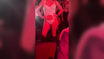 Chica en lencería en concierto de Ricardo Arjona