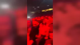 Chica en lencería en concierto de Ricardo Arjona