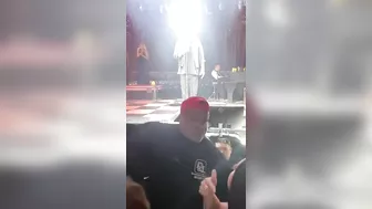 Chica en lencería en concierto de Ricardo Arjona