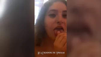 Model Svak aprende a disfrutar el semen en su boca