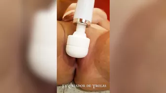 Model Svak aprende a disfrutar el semen en su boca