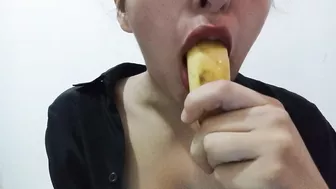 DEEPTHROAT TO A BANANA