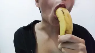 DEEPTHROAT TO A BANANA