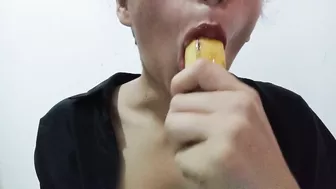 DEEPTHROAT TO A BANANA