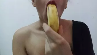 SUCKING BANANA