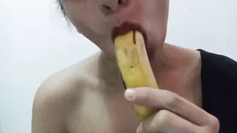 SUCKING BANANA