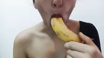 SUCKING BANANA