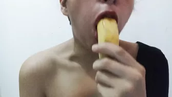 SUCKING BANANA