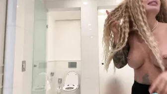 wild dancing in the shower. while my girlfriend was bathing i fucked her through the door