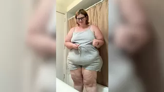 SSBBW strip and ass spread