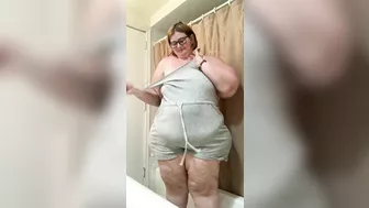 SSBBW strip and ass spread