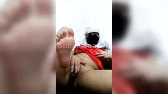 woman hijab red dress masturbating (gadis hijab dalam balutan dress merah kesepian) part 4