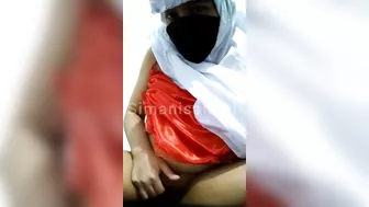 woman hijab red dress masturbating (gadis hijab dalam balutan dress merah kesepian) part 4