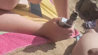 Me chupa la polla en una playa nudista de lanzarote y casi nos pillan