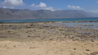 Me chupa la polla en una playa nudista de lanzarote y casi nos pillan