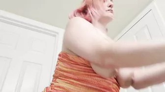 Pawg with pink hair oils up and masturbates