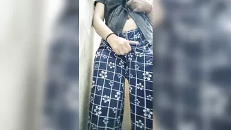 Desi indian girl.ko nangi dekha bathroom m choot mai ungli krte hue