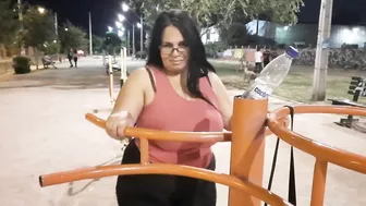 Moomy make exercices in public big ass