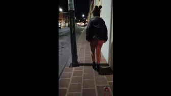 UNA CHICA SEXY, ENSEÑANDO LAS NALGAS EN LA CALLE