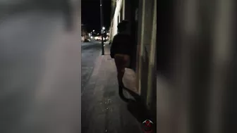 UNA CHICA SEXY, ENSEÑANDO LAS NALGAS EN LA CALLE