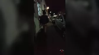 UNA CHICA SEXY, ENSEÑANDO LAS NALGAS EN LA CALLE