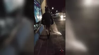 UNA CHICA SEXY, ENSEÑANDO LAS NALGAS EN LA CALLE