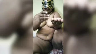 Aunty insert radish vegetable (mullangi) in her pussy