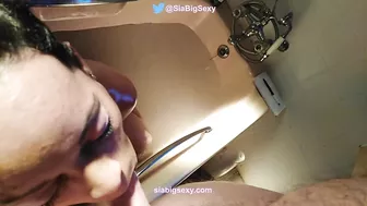 South African MILF sucks cock in the bath