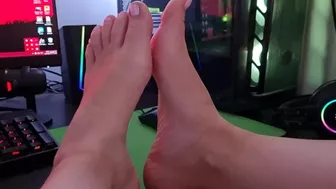 I want you to lick my feet