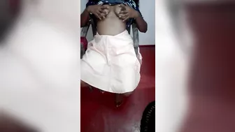 චූ දාගෙන බඩු යනකන් කිම්බට තනියම දෙන සැපක් The girl is fucking alone in the morning