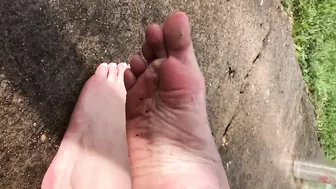 ASMR dirty wet toes in the sun