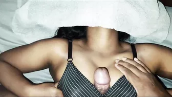 තන් දෙක පුරා උණු කැරි Hot figure beauty playing with boobs until cumming