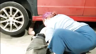 The car pinned the mechanic