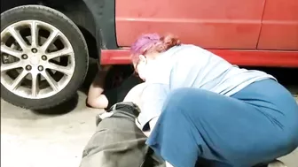 The car pinned the mechanic