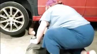 The car pinned the mechanic