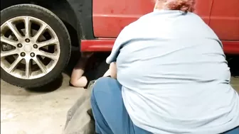 The car pinned the mechanic