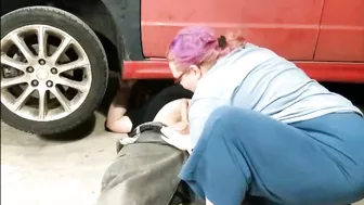 The car pinned the mechanic