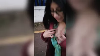 Enseñando tetas en público