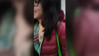 Enseñando tetas en público