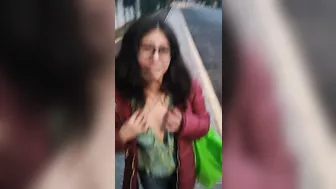 Enseñando tetas en público