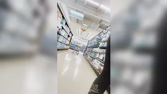 [CANDID] Spandex Walks in SuperMarket Shopping cameltoe view