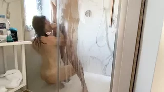 ÉTUDIANTE ME FAIT JOUIR SOUS LA DOUCHE