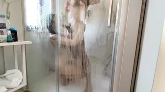 ÉTUDIANTE ME FAIT JOUIR SOUS LA DOUCHE