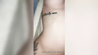 latina con grandes tetas y culo enorme coge en la sala