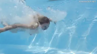 Mimi Cica again shows how sexy she can swim