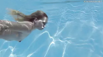 Mimi Cica again shows how sexy she can swim